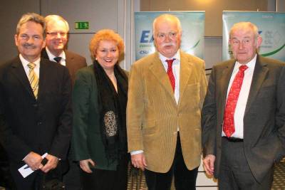 Hochkar�tige Politik beim Jahresempfang 2011 des Evangelischen Arbeitskreises N�rnberg-F�rth-Schwabach:
Stellv. Bezirksvors. Max H�ffkes, Vizelandesvors. J�rgen Thiede und Bezirksvors. Petra Guttenberger, MdL, freuten sich �ber die klaren Worte von Peter Gauweiler MdB - 