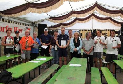 Spannende Siegerehrung und viele gl�ckliche L�uferinnen und L�ufer beim Oberasbacher K�rwalauf 2011 mit 1. B�rgermeisterin Birgit Huber, CSU-Stadtrat Gernot H�flinger Landtagsabgeordnete Petra Guttenberger und Mitorganisator Harald Patzelt.