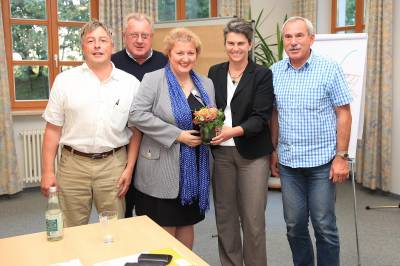 Viele interessante Gespr�che und Zukunftsstrategien f�r ein liebenswertes und b�rgerfreundliches Oberasbach.
CSU-Fraktionsvorsitzender Herr Dr. J�rgen Schwarz-Boeck, CSU-Ortsvorsitzender Herr Heinz Bauer, MdL Petra Guttenberger, B�rgermeisterin Birgit Huber und Stadtrat Manfred Frank bei der Klausurtagung der CSU-Stadtratsfraktion in Neumarkt.