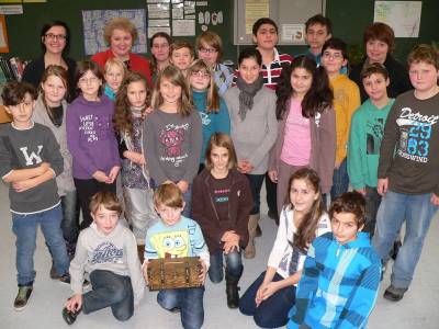 Beeindruckendes Projekt zum besseren Miteinander der Dr. Gustav-Schickedanz-Schule F�rth - MdL Guttenberger mit Frau Dobrawa (li), Frau Schmidt (re) und den Kids vom 