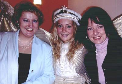 Weihnachtszeit
Petra Guttenberger MdL mit Christkind Eva Dettenhofer und Landr�tin Dr. Gabriele Pauli