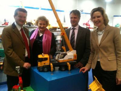 wichtige Eindr�cke beim Besuch der Firma Brunder
(MdEP Martin Kastler, MdL Petra Guttenberger, Firmenchef Paul Bruder, MdEP Dr. Angelika Niebler)