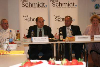 Viele Facetten regionaler Erzeugung und Vermarktung diskutieren Obermeister Konrad Ammon jun., Veranstalter Parlamentarischer Staatssekret�r Christian Schmidt MdB, Bezirkstagspr�sident Richard Bartsch und MdL Petra Guttenberger mit Vertreterinnen und Vertretern von Erzeugern und Vermarkterseite.