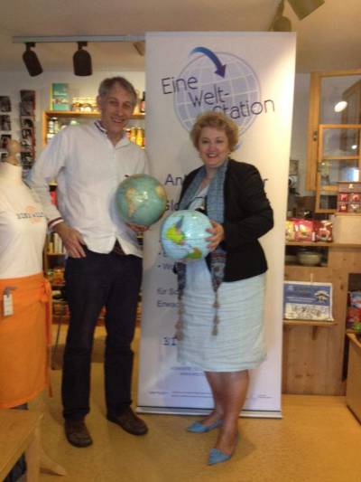 Die Eine-Welt-Station f�r globales Lernen geht an den Start - �ber das neue Angebot freuen sich Leiter Andreas Schneider und MdL Guttenberger