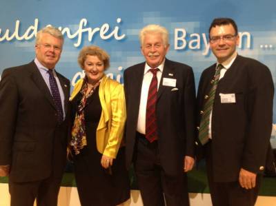Nach dem Festakt zu den zentralen Feierlichkeiten zur Deutschen Einheit ging es am Infostand der CSU-Landtagsfraktion auf die L�ndermeile - viele interessante Gespr�che mit B�rgerinnen und B�rgern f�hrten die MdL�s Ludwig von Lerchenfeld, Petra Guttenberger, Reinhard Pachner und Dr. Florian Herrmann.