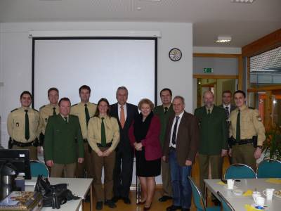 Silvesterbesuch bei der PI Zirndorf - �ber eine rege und interessante Diskussion freuten sich Staatsminister Joachim Herrmann und MdL Petra Guttenberger bei der PI Zirndorf, die wieder eine ganz hervorragende Bilanz ziehen konnte