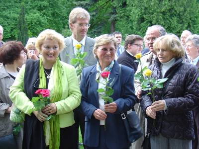 Immer im Gespr�ch:
MdL Guttenberger beim 25. Geburtstag des Evangelischen Bildungswerkes F�rth