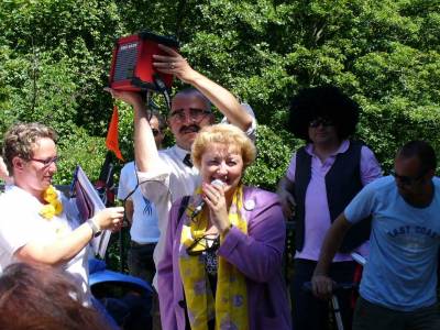 Aktiv f�r die gute Sache - MdL Petra Guttenberger als Schirmherrin des Entenrennens 2006 zugunsten des Netzwerkes Kinderfreundliche Stadt 