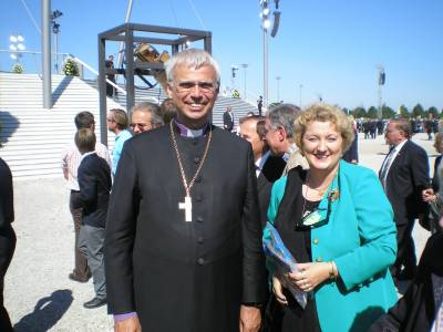 Beim Papstbesuch 2006 pr�sent - Im Gespr�ch Landesbischof Friedrich mit P. Guttenberger MdL