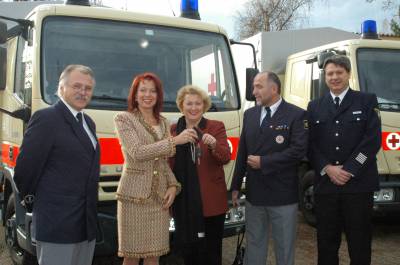 Als stellvertretende Kreisvorsitzende des BRK F�rth immer vor Ort: MdL Petra Guttenberger bei der Fahrzeug�bergabe in Stein, hier mit Kreisbereitschaftsleiter Adolf Gg. Reichel, Landr�tin Dr. Gabriele Pauli, MdL P. Guttenberger, Stellv. Kreisbereitschaftleiter Arthur Sieder, Leiter der Berufsfeuerwehr Christian Gu�ner