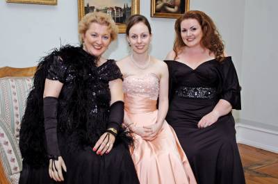 Fr�hliche Feier im Schloss Burgfarrnbach, Petra Guttenberger, MdL, Stadtr�tin Andrea Heilmaier und EX-MdB Melanie O�wald k�nnen nicht nur hart arbeiten, sondern auch festlich feiern.