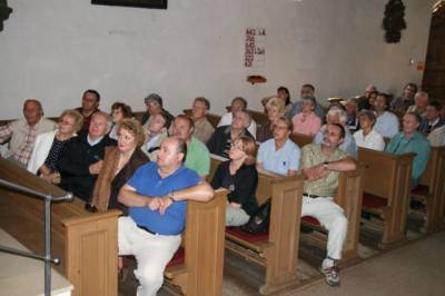 EAK Jakobswegwanderung 2008: Seniorenunionvorsitzende Vera Eckle , Dr. Ingo Friedrich MdEP und MdL Guttenberger bei der Rast in der St. Laurentius-Kirche, Ro�tal