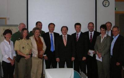 MdL Guttenberger (3.v.l.),
mit Staatssekret�r Bernd Wei�,
MdL Hans Herold, Landrat Matthias Die�l,
B�rgermeister Thomas Zwingel und B�rgermeisterin von OAS Birgit Huber
im Gespr�ch bei der PI Zirndorf