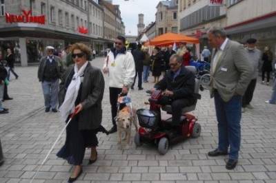 MdL Guttenberger, Lothar W�stner (Vors. d. Behindertenrates der Stadt F�rth) und Bezirkstagspr�sident Richard Bartsch beim Gang dur die F�rther Fu�g�ngerzone