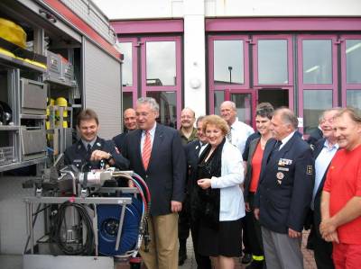Sicherheitsgespr�ch 2009
Innenminister Joachim Herrman und MdL Petra Guttenberger im Gespr�ch mit den Vertretern der Katastrophenschutzverb�nde