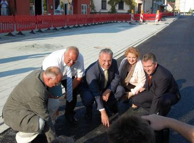Innovativer Asphalt f�r Stein: Beh�rdenleiter Wasmuth, 2. B�rgermeister Rolf Bender, Staatsminister J. Herrmann, MdL P. Guttenberger und 1. B�rgermeister Kurt Kr�mer sind von der Qualit�t �berzeugt.