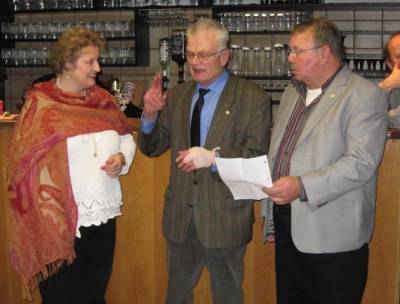 Ehrung f�r herausragende Sportlerinnen und Sportler beim Geh�rlosensportclub F�rth.
 Es gratulieren MdL Petra Guttenberger, Wilhelm Distler 1. Motorsportleiter und Heinz D�rst, Vorsitzender