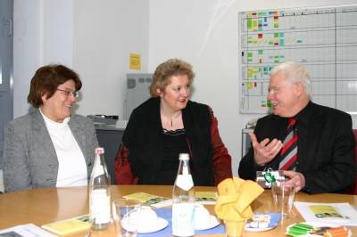 Der Bezirksverband des Evangelischen Arbeitskreises der CSU zu Besuch bei der Evang. Hochschule f�r Angewandte Wissenschaften: Pflege, Soziales Management und vieles mehr werden hier weiterentwickelt und gelehrt.
EAK-Bezirksvorsitzende Petra Guttenberger, MdL im Gespr�ch mit der Vizepr�sidenten Prof. Dr. St�dtler-Mach und dem Pr�sidenten Prof. Dr. Hans-Joachim Puch.