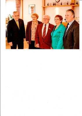 90 Jahre Fleischer - Gesangverein F�rth - mit dem Vorsitzenden Willi Frauenknecht, 3. von li, freuen sich Innungsmeister Herr Konrad Ammon, Frau MdL Petra Guttenberger, Frau Schriftf�hrerin Monika Berthold vom Fleischer S�ngerbund und Herr Oberb�rgermeister Dr. Thomas Jung