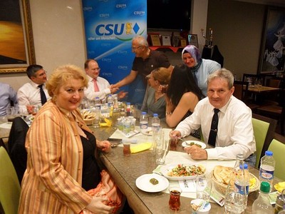 Der Bezirksvorsitzende, Herr Isamil Akpinar, des AK Integration hat zum Fastenbrecheressen eingeladen. In der entspannten und unterhaltsamen Atmosph�re geno� Frau MdL Petra Guttenberger gemeinsam mit anderen Vertretern der CSU-Politik die Spezialit�ten und nutzte die Gelegenheit f�r einen interkulturellen Dialog.