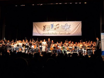 Beim Jahreskonzert 2014 der Musikschule F�rth lauschte MdL Petra Guttenberger als Ehrengast den vielf�ltigen Kl�ngen von Mozart bis Metallica - interpretiert von Musikerinnen und Musikern aller Altergruppen mit und ohne Handicap, die mit ihrer Freude zur Musik und ihrem K�nnen �berzeugten.