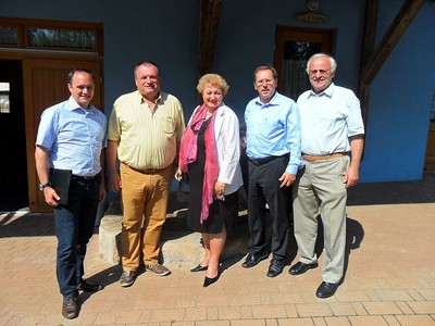 Tagfahrt der �mter f�r L�ndliche Entwicklung und Wasserwirtschaft: Nach den Einf�hrungsreferaten im B�rgerhaus Vincencenbronn nutzten die CSU-Landtagsabgeordneten Manuel Westphal, Walter Nussel, Petra Guttenberger, Hans Herold und J�rgen Str�bel die M�glichkeit, die Diskussion zu den jeweiligen Projekten vor Ort fortzusetzen