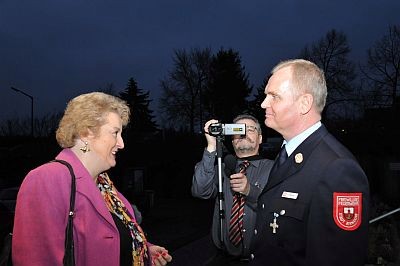 Der Zirndorfer Feuerwehr stets verbunden - MdL Petra Guttenberger im Gespr�ch mit Kommandanten Eginhardt Mandler