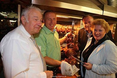 G�nther Beckstein und MdL�s Walter Nussel und Petra Guttenberger lie�en sich noch einmal fachkundig beraten...