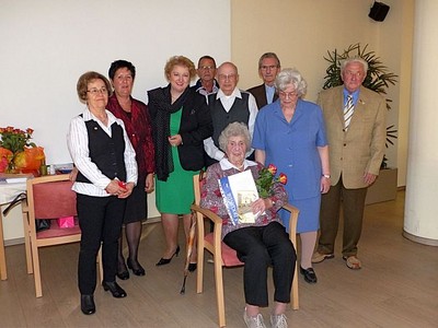 Langj�hrige Mitglieder sind die St�tze und das Herz des VdK-Ortsverbandes F�rth.

Gemeinsam mit der wiedergew�hlten Ortsvorsitzenden Gabi K�pplinger nahm Kreisvorsitzende Petra Guttenberger MdL die Ehrungen vor.