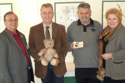 Zu Besuch bei der Steiner Teddyb�ren-Ausstellung:
Vorsitzender des Heimat- und Kulturvereins Stein Georg B�ttner, Erster B�rgermeister Kurt Kr�mer mit Schuco-B�r, der Kurator der Veranstaltung Herr Helmut Fiegl und MdL Petra Guttenberger (v.l.n.r.) w�nschen der Teddyb�renausstellung viele Besucherinnen und Besucher

