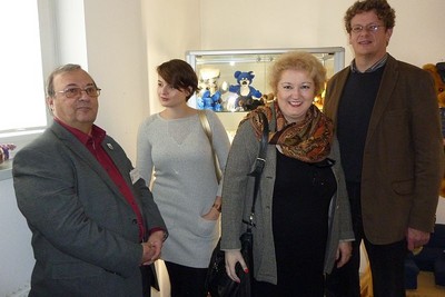 MdL Guttenberger ist stolz, dass Stein so viele engagierte Ehrenamtliche mit immer neuen Ideen hat. Vorsitzender Georg B�ttner mit MdL Petra Guttenberger und dem 2. Vorsitzenden Wolfgang Schaffrien.