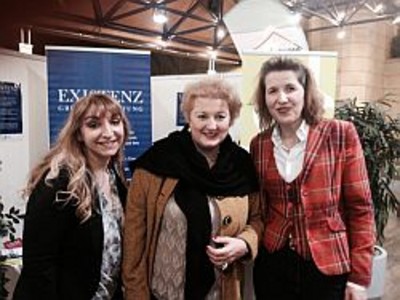 Frauenmesse 2015 -
Gute Stimmung herrschte am Stand der Gleichstellungsstelle der Stadt F�rth. Gleichstellungsbeauftragte Hilde Langfeld im Gespr�ch mit Messeret Kasu, Integrationsbeirat der Stadt F�rth und MdL Petra Guttenberger