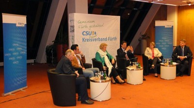 Weiterentwicklung des Gymnasiums, durch Mittelstufe plus und vieles mehr - zu diesem Thema diskutierten Herbert Schreiber, Schulleiter des Gymnasiums Stein, JU-Kreisvorsitzender Bj�rn-Hendrik Otte, Landtagsabgeordnete Petra Guttenberger, Bildungsstaatssekret�r Georg Eisenreich, Elternbeiratsvorsitzende des Helene-Lange-Gymnasiums F�rth Iris Ronge und CSU-Kreisvorsitzender Dr. Michael Au
