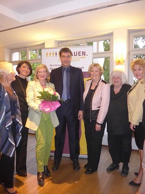 Die Frauen-Union N�rnberg-F�rth-Schwabach hat ihren Vorstand neu gew�hlt. 1. Gratulant war der CSU-Bezirksvorsitzende und Staatsminister Dr. Markus S�der (Mitte).
Mitglieder des engen Bezirksvorstands sind Schriftf�hrerin Marita Woznik, stellv. Bezirksvorsitzende Adelheid Seifert, Bezirksvorsitzende Barbara Regitz, stellv. Bezirksvorsitzende Monika Heinemann, Schatzmeisterin Erika Blo�, stellv. Bezirksvorsitzende Petra Guttenberger (v.l.n.r.)
