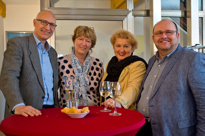 Zwei Jahre Rechtsanwaltskanzlei Arnd B�hner und Kollegen - im Rahmen dieser interessanten Jubil�umsveranstaltung konnten auch viele Gespr�che zum Thema mittelfr�nkische Wirtschaft gef�hrt und dabei wichtige Netzwerke vertieft werden.

Im Gespr�ch: Der Erlanger Wirtschaftsreferent Konrad Beugel, Ruth Beugel, Petra Guttenberger MdL und Thomas Bl�sel, Eco Medizintechnik, Lauf.