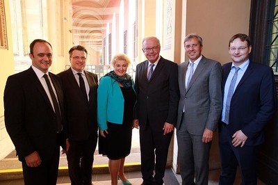 Justiz-Empfang der CSU-Landtagsfraktion 2015:
MdL Manuel Westphal, Staatsminister Prof. Dr. Winfried Bausback, MdL Petra Guttenberger, CSU-Fraktionsvorsitzender Thomas Kreuzer, MdL Dr. Franz Rieger, MdL Dr. Hans Reichhart (v.l.n.r.) und viele weitere Kolleginnen und Kollegen nutzten den Abend, um mit Vertreterinnen und Vertretern aus allen Bereichen der Justiz ins Gespr�ch zu kommen.