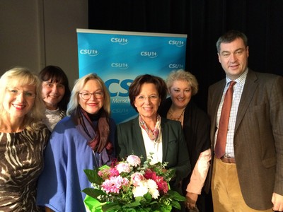 Den Asylkongress des CSU-Bezirksverband N�rnberg-F�rth-Schwabach u.a. mit den Staatsministern Emilia M�ller und Dr. Markus S�der nutzte der Bezirksverband der Frauen-Union zu vielen Gespr�chen zu den  Themen Frauenrechte uvm. - im Bild: Gerlinde Mattes, Stadtr�tin Andrea Loos, Stadtr�tin Barbara Regitz, StMin Emilia M�ller, Landtagsabgeordnete Petra Guttenberger und StM Dr. Markus S�der