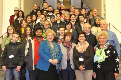 Informationsfahrt in den Bayerischen Landtag mit der Berufshilfe F�rth / Kinderarche gGmbH und B�rgerinnen und B�rgern: Vor Ort konnten sich die Teilnehmerinnen und Teilnehmer ein Bild �ber die politische Arbeit ihrer Landtagsabgeordneten Petra Guttenberger in M�nchen machen. 