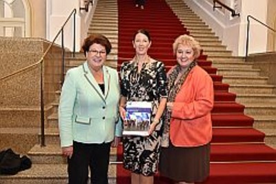 Know How Transfer der Wirtschaftjunioren Bayern 2015. Im Rahmen des diesj�hrigen Know How Transfers freute sich MdL Petra Guttenberger �ber die Teilnahme der F�rther Vorsitzenden Michaela Partheim�ller, die sie bei allen Terminen begleitete und die Sicht der M�nchener Wirtschaftsjunioren einbrachte. Herzliche Willkommensgr��e gab es auch von Landtagspr�sidentin Barbara Stamm