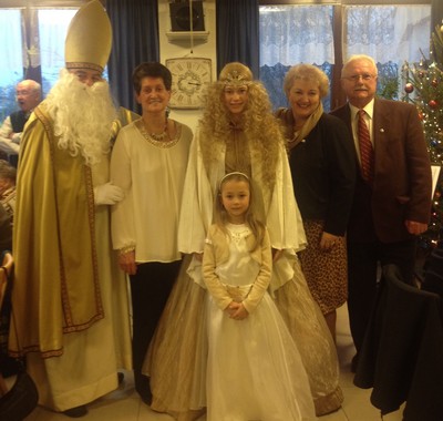 Himmlisch ging�s zu beim VdK in Oberasbach! Nikolaus, Kommis. Ortsvorsitzende Margit Fischer, das Oberasbacher Christkind mit Engelein, VdK-Kreisvorsitzende Petra Guttenberger und der stellv. VdK-Kreisvorsitzende Walter Hartmann 