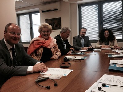 Von besonderem Interesse f�r mich als Rechtspolitikerin waren dabei u.a. die Gespr�che mit der Ombudsfrau des Griechischen Parlamentes Kalliope Spanou sowie das Gespr�ch mit Kyriakos Mitsotakis, Parlamentsabgeordneter und ehemaliger Minister f�r den Reformprozess in der von der Nea Dimokratia gestellten vorherigen Regierung.