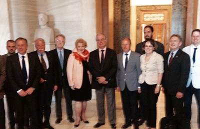 Impressionen vom Deutsch-Griechischen Dialog in Athen:

Auf Einladung der Hanns-Seidel-Stiftung fand ein Deutsch-Griechischer Dialog in Athen statt.

�Durch die Vielzahl hochkar�tiger und interessanter Gespr�chspartner sowie die Diskussionen vor Ort, konnte ein sehr guter Eindruck von der derzeitigen Lage und Haltung in Griechenland vermittelt werden�, ist Petra Guttenberger, Landtagsabgeordnete der CSU, �berzeugt.

Gerade dies ist eine gute Basis f�r die k�nftigen weiteren politischen Schritte.
