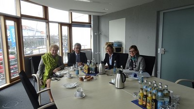 Equal Pay - also gleiche Bezahlung f�r gleiche Arbeit - ist f�r uns ein entscheidendes Anliegen, betonen FU-Landesvorsitzende Angelika Niebler, MdEP und ihre Stellvertreterin Petra Guttenberger, MdL, und k�nnen dabei auf die Unterst�tzung des Gesch�ftsf�hrers der vbw - Vereinigung der Bayerischen Wirtschaft - Betram Brossardt hoffen.
