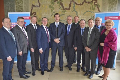 MdL�s Hans Herold, Michael Br�ckner, Norbert D�nkel, Pr�sident Thomas Pirner, Staatsminister Dr. Markus S�der, Staatsminister Joachim Herrmann MdL, Volker Bauer, Hauptgesch�ftsf�hrer Prof. Dr. Elmar Forster, MdL�s Herrmann Imhoff und J�rgen Str�bel - Intensiver Meinungsaustausch der mittelfr�nkischen CSU-Abgeordneten mit der Handwerkskammer Mittelfranken zum Thema B�rokratiebelastung, Fl�chtlingsthematik und Nachwuchsgewinnung u.a. standen auf der Tagesordnung.