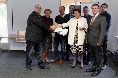 Rene Rosenzweig, Vorstand Finanzen der AGNF, Dr. Norberd Gieseler, stellv. Vorsitzender der R�disch Stiftung, Ingrid R�disch-Ha�f�rther, Stiftungsgr�nderin und Vorsitzende der R�disch Stiftung, Dr. med. Frank Sinning, �rztlicher Leiter der AGNF, Petra Guttenberger, MdL, stellv. Vorsitzende der AGNF, Christoph Maier, Justiziar der AGNF, David Rubel, Projektleiter Patientensimulation der AGNF, Moritz Wilken, Verwaltungsleiter der AGNF (v.l.n.r)