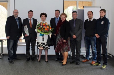 Spenden�bergabe: die AGNF erhielt eine Spende in H�he von 28.700 Euro von der R�disch Stiftung F�rth
(Rene Rosenzweig, Vorstand Finanzen der AGNF, Petra Guttenberger, MdL, stellv. Vorsitzende der AGNF, David Rubel, Projektleiter Patientensimulation der AGNF, Dr. med. Frank Sinning, �rztlicher Leiter der AGNF, Ingrid R�disch-Ha�f�rther, Stiftungsgr�nderin und Vorsitzende der R�disch-Stiftung, Christoph Maier, Justiziar der AGNF, Dr. Norberd Gieseler, stellv. Vorsitzender der R�disch Stiftung, Moritz Wilken, Verwaltungsleiter der AGNF
v.l.n.r.)