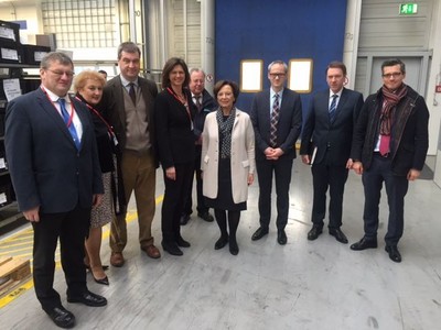 Werksbesuch bei Siemens: Staatsminister Dr. Markus S�der, Staatsministerin Ilse Aigner und Staatsministerin Emilia M�ller informieren sich mit Petra Guttenberger, MdL, und Michael Br�ckner, MdL, bei Vertretern der Unternehmensleitung und Arbeitnehmervertretern �ber die derzeitige Situation bei Siemens
