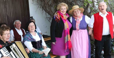Gute Stimmung beim Hoffest bei Margarete Christian