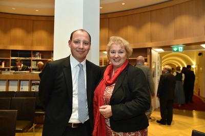 Bayerns erste demokratische Verfassung stand im Mittelpunkt der Buchausstellung im Maximilianeum. Gerne habe ich die Gelegenheit genutzt, als verfassungspolitische Sprecherin der CSU-Landtagsfraktion mit Dr. Christian Georg Ruf, dem Autor des Buches �ber die sog. Bamberger Verfassung von 1919 und ihren Einfluss auf die Bayerische Verfassung von 1946, die heute noch unsere verfassungsrechtliche Grundlage bildet, zu sprechen. 
Im Bild: Dr. Christian Georg Ruf - MdL Petra Guttenberger