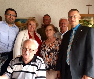Gratulieren Andreas Frank (vorne im Bild), langj�hriger Ortsvorsitzender des VdK-Veitsbronn zum 80. Geburtstag und zur Ernennung zum Ehrenmitglied des VdK-Ortsverbands Veitsbronn:

B�rgermeister Marco Kistner, MdL Petra Guttenberger, Robert Dippold, Frieda Heinlein, Walter Hartmann und Jan Ziegler